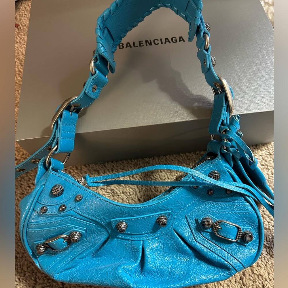 Balenciaga NEW le cagole xs bag
NEW NO TAGS